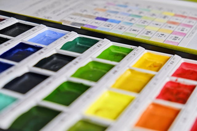 Elementos visuales como paletas de colores y tipografías para branding
