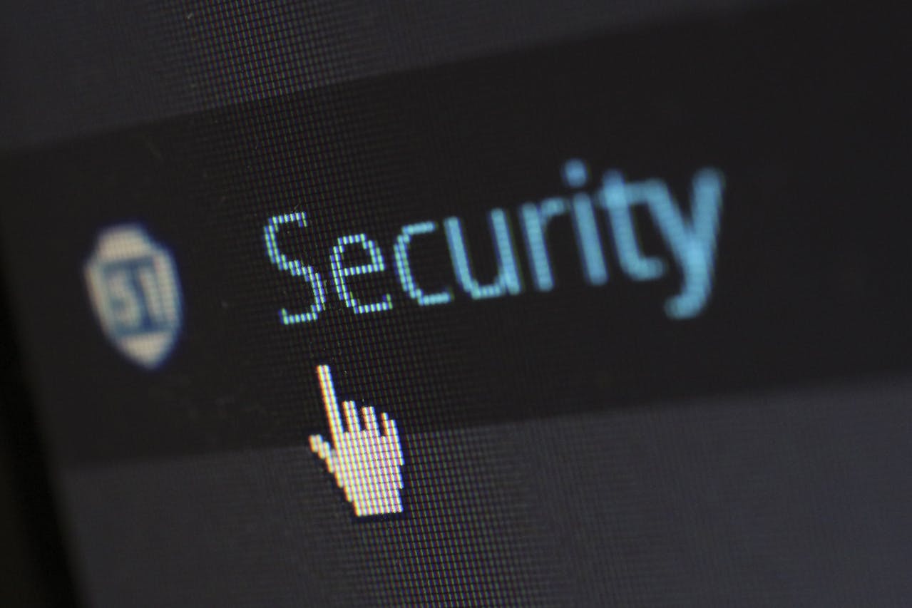 Candado digital iluminado sobre fondo azul que simboliza la seguridad y protección de datos en el ámbito digital