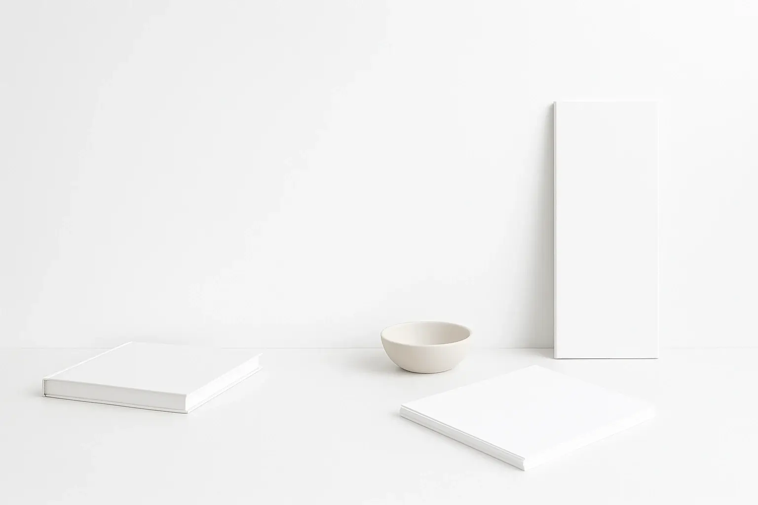 Composición minimalista en blanco con elementos cuidadosamente dispuestos que transmiten elegancia y serenidad visual